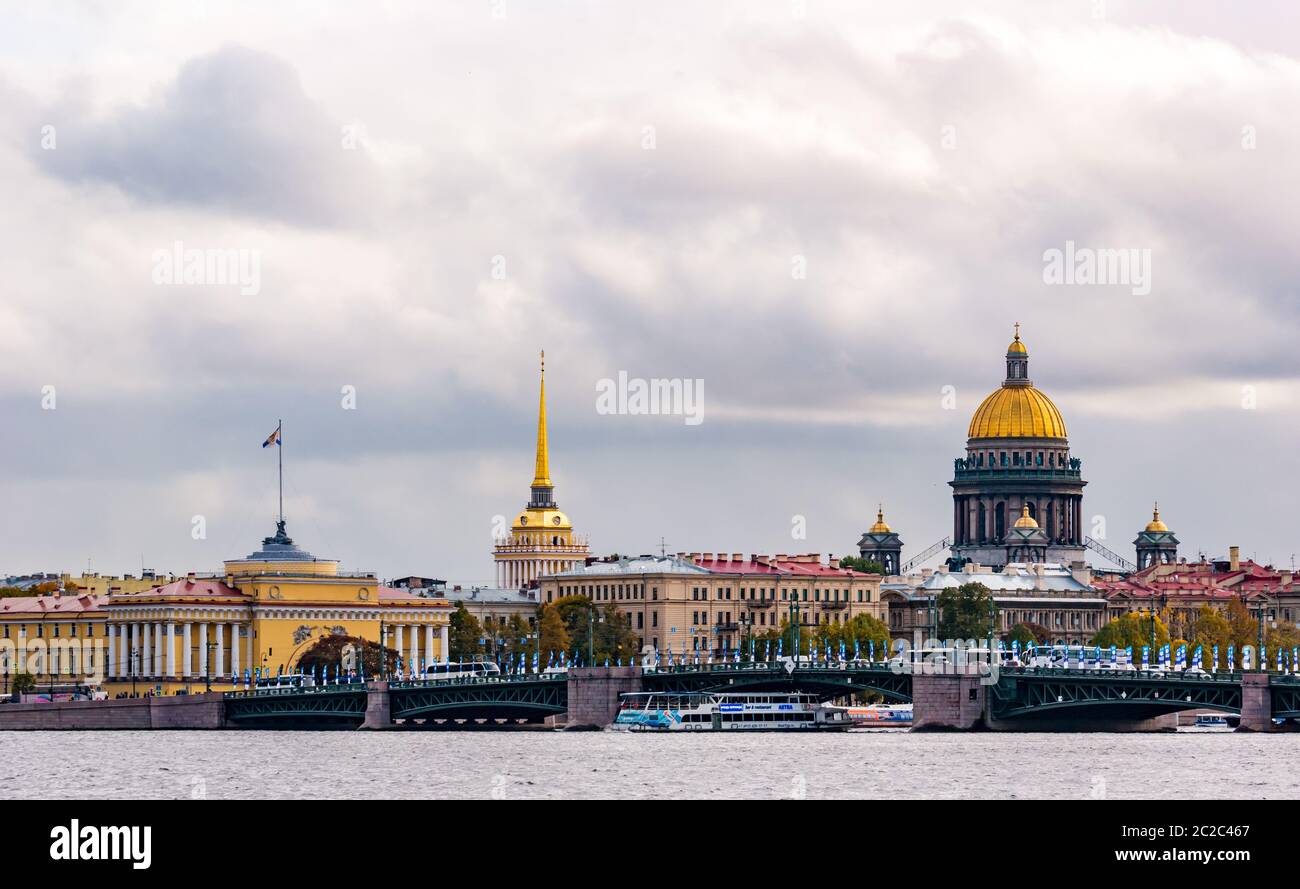 Vue sur le bâtiment de l'Amirauté, la cathédrale St Isaac et le pont Dvortsovyy, en face de la Neva, Saint-Pétersbourg, Russie Banque D'Images