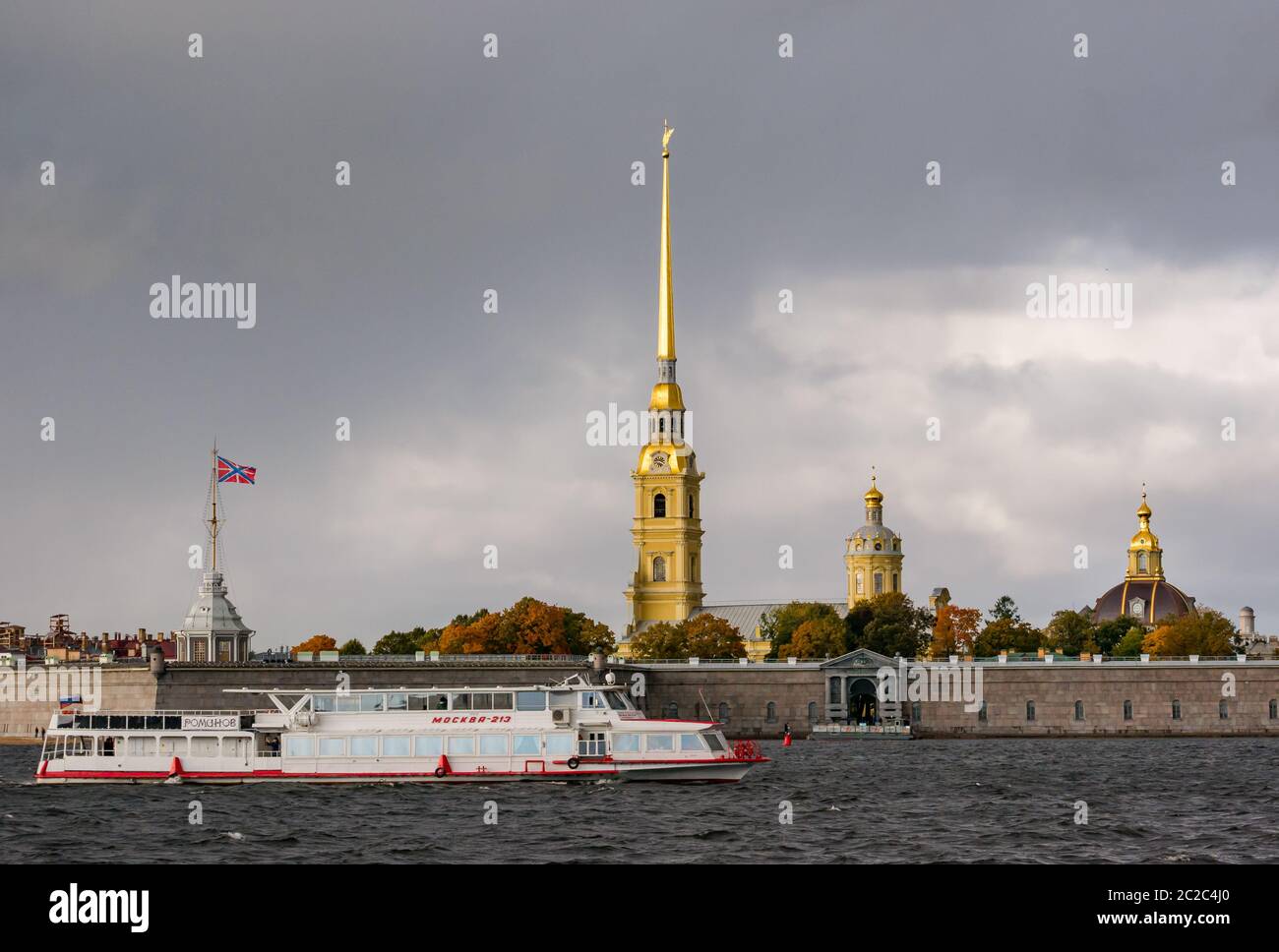 Cathédrale Pierre et Paul, forteresse Pierre et Paul sur la Neva avec bateau touristique et ciel orageux, Saint-Pétersbourg, Russie Banque D'Images