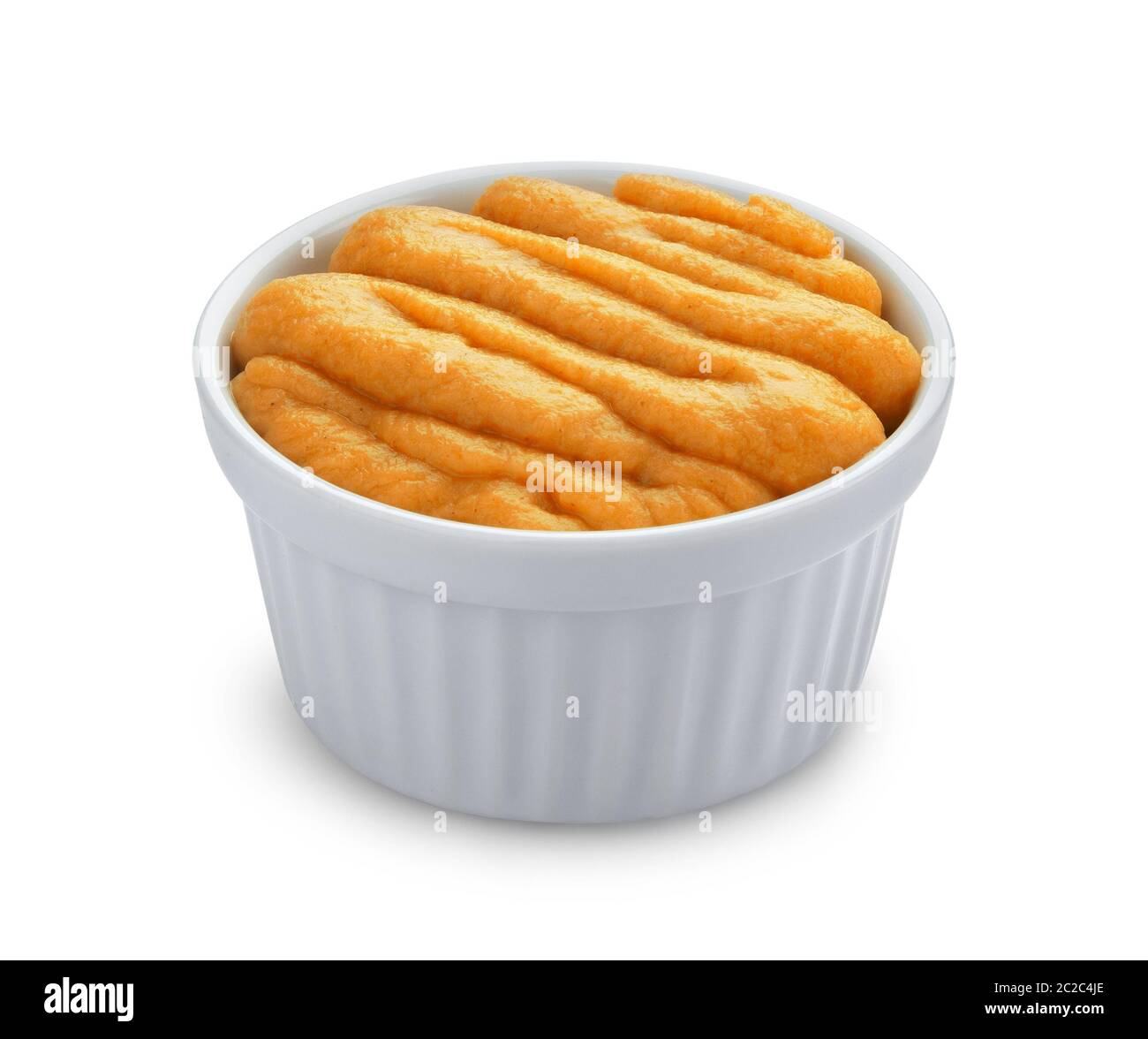 Purée de citrouille et de carottes dans un bol isolé sur fond blanc Banque D'Images