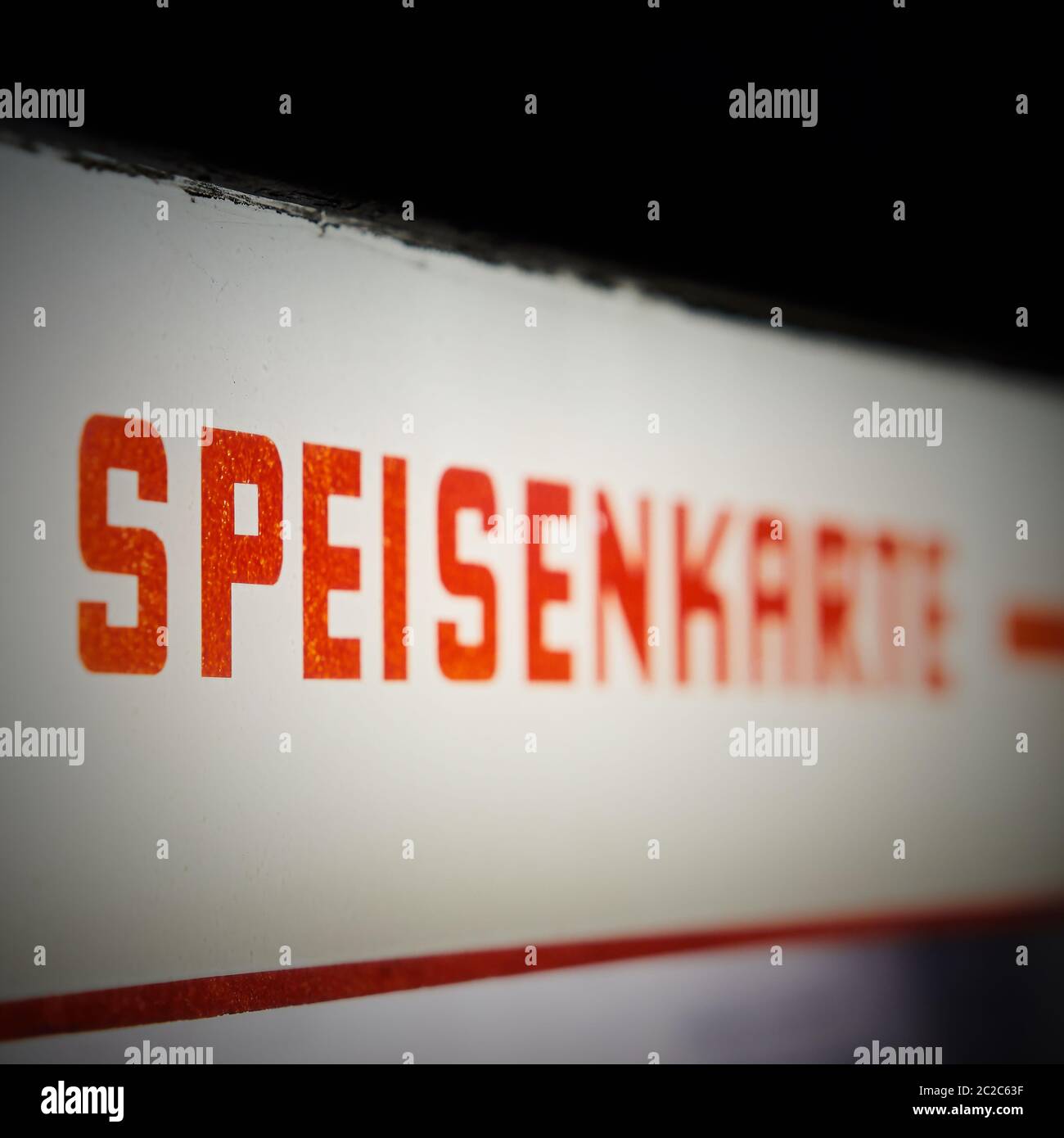 Menu contextuel en face d'un restaurant dans le centre ville de Berlin, dans la soirée Banque D'Images