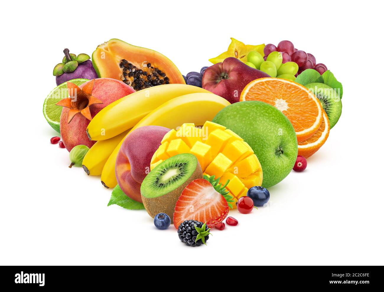 Forme de coeur composée de différents fruits et baies isolés sur fond blanc Banque D'Images