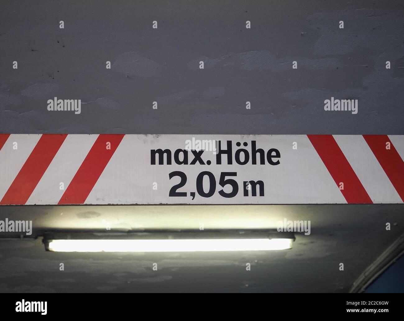 Max Hoehe (sens hauteur maxi) sign in German car park Banque D'Images