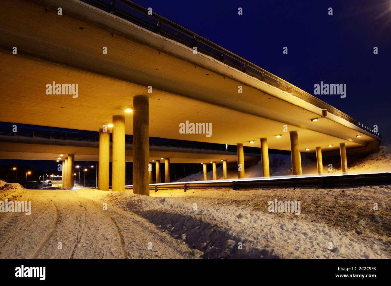 Viaduc de nuit en hiver éclairées par des lampes de rue Banque D'Images