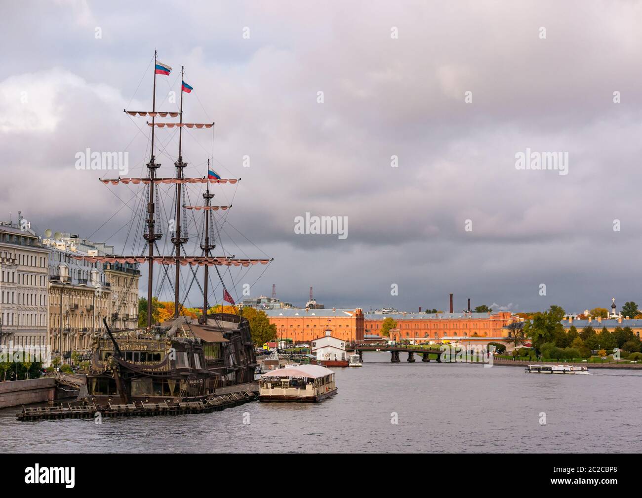 Bateau à voile Fregat Blagodat et musée historique de l'Artillerie, remblai de Kronverkskaya, détroit de Kronverksky, Saint-Pétersbourg, Russie Banque D'Images