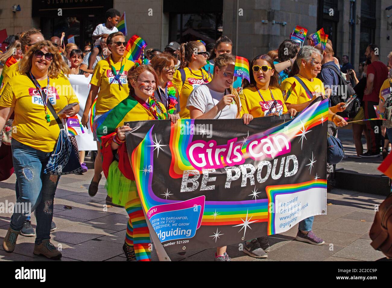 Guides de filles à la gay Pride / Pride Cymru mars à Cardiff, 2019 Banque D'Images