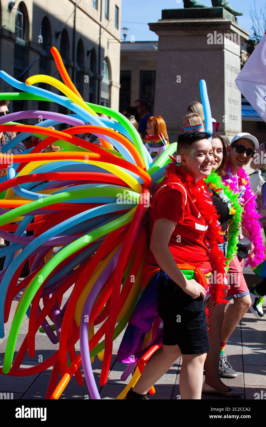 Personne vêtue flamboyante à la gay Pride / Pride Cymru Marche 2019 à Cardiff, pays de Galles. Banque D'Images