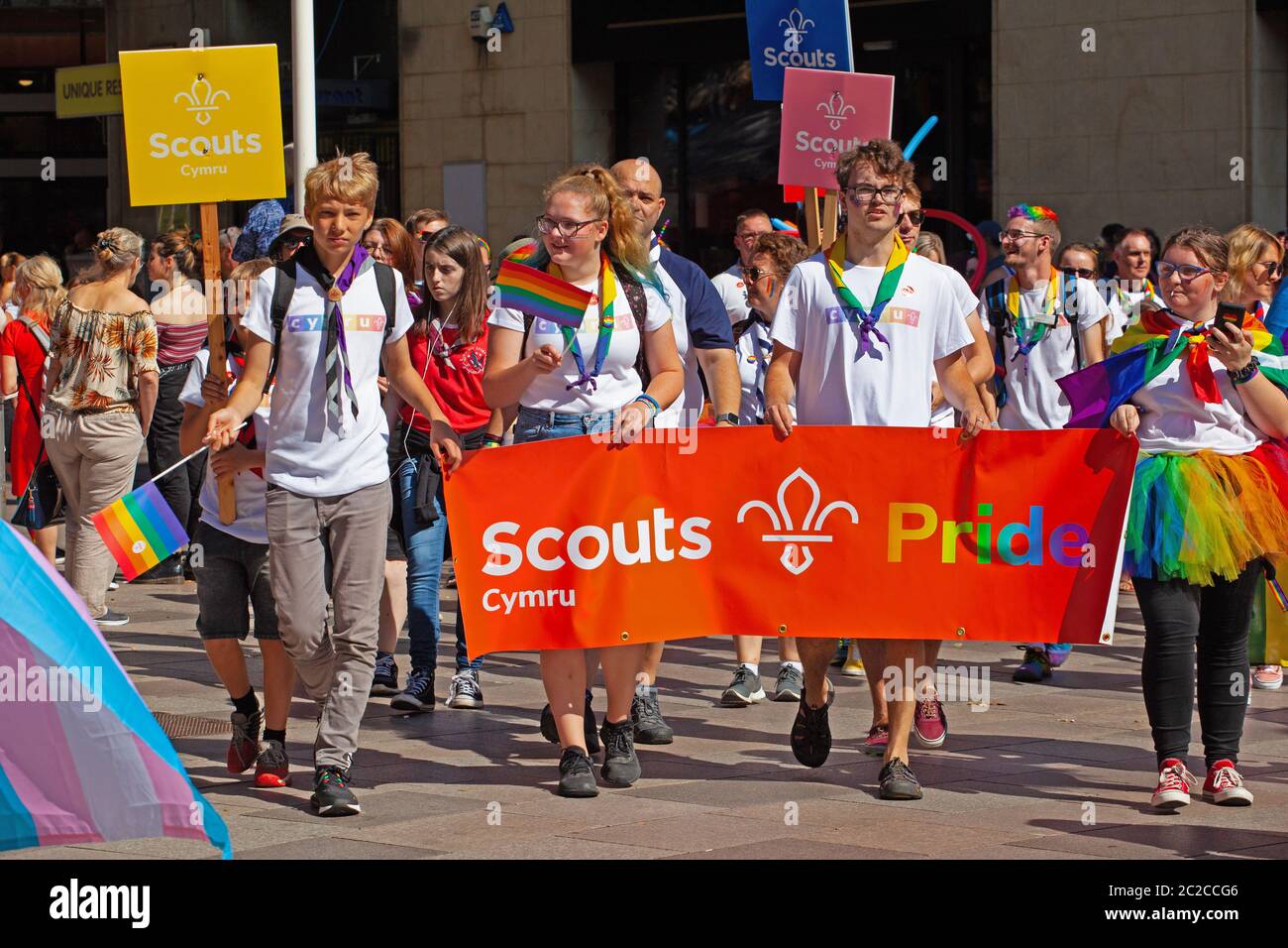 Scouts à la gay Pride / Pride Cymru mars à Cardiff, 2019 Banque D'Images