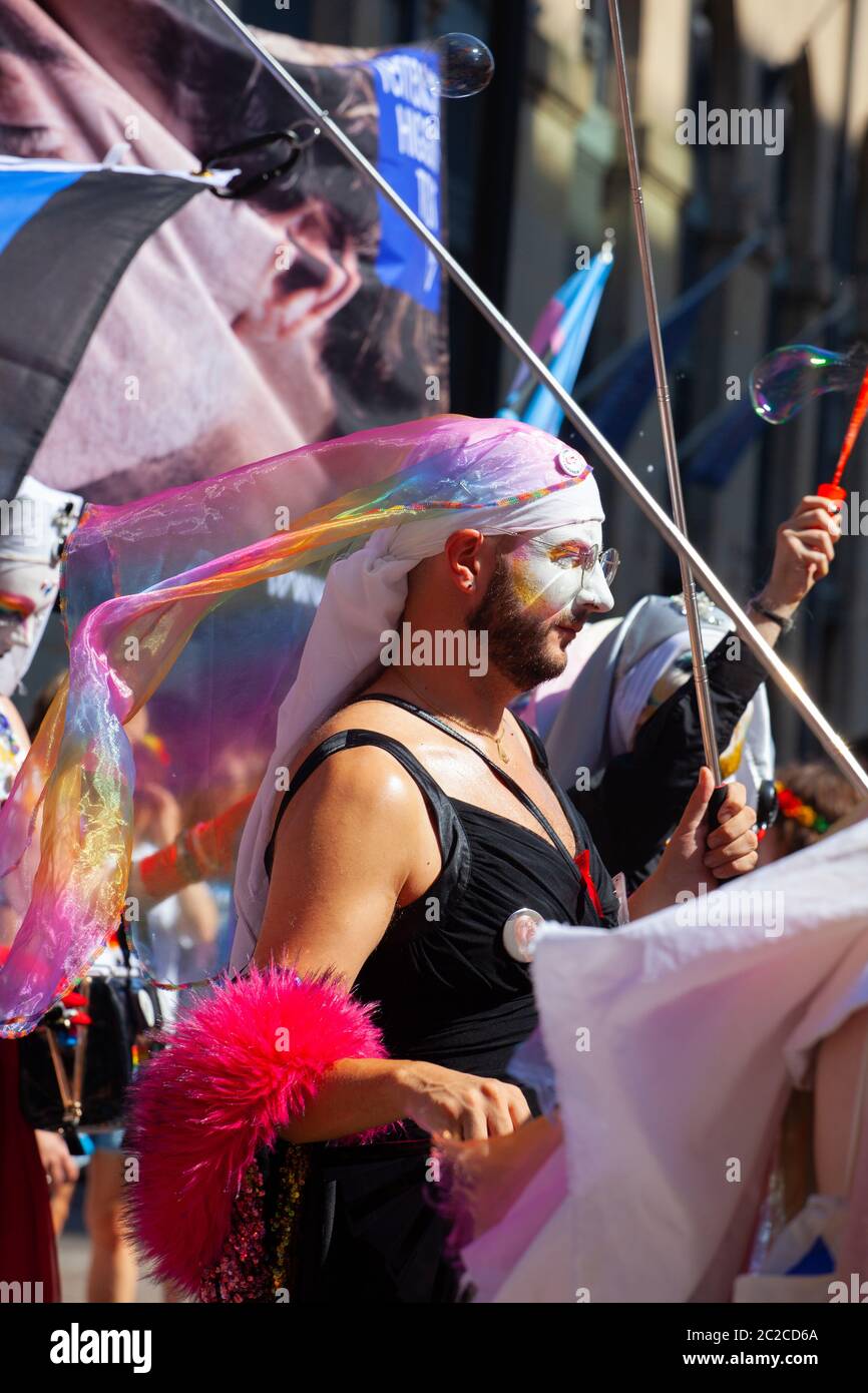 Les gars avec des robes de tête et des visages blancs à la gay Pride march 2019 à Cardiff, pays de Galles Banque D'Images