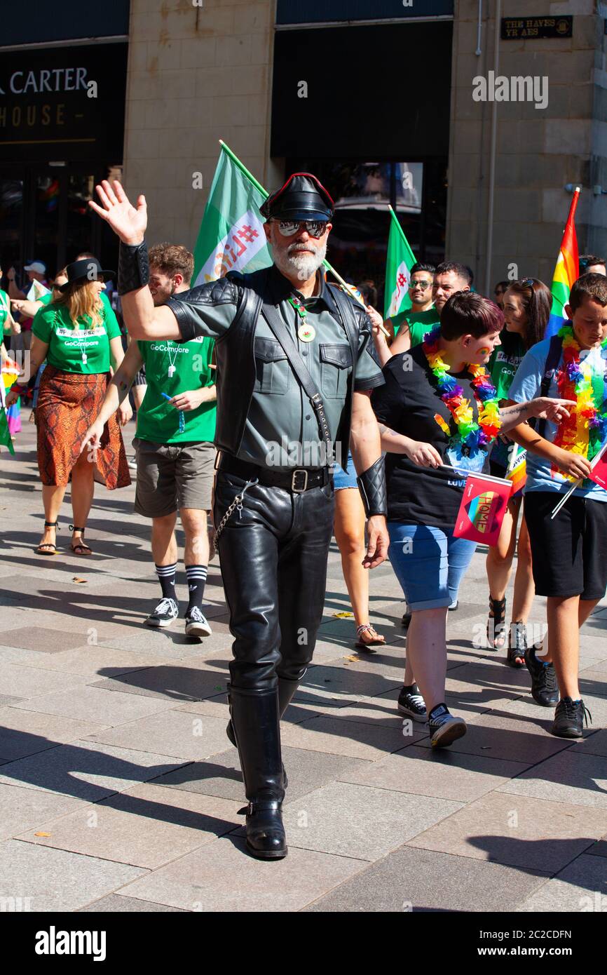 Homme en cuir qui fait la traversée de la marche de la fierté gay en 2019 à Cardiff, pays de Galles, Pride Cymru. Banque D'Images