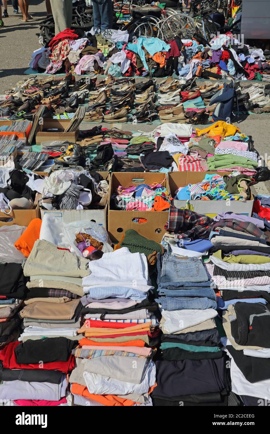 Gros tas de vetements de seconde main et chaussures a l Brocante Photo Stock Alamy