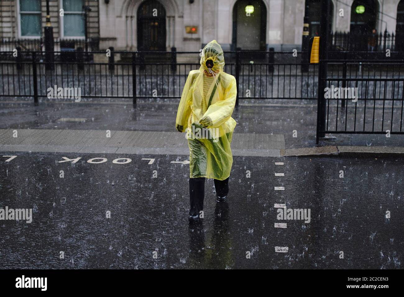 Une personne traverse de fortes pluies à Londres alors que de violents orages ont balayé le nord de l'Angleterre et de l'Écosse, provoquant des inondations soudaines dans certains endroits. Banque D'Images