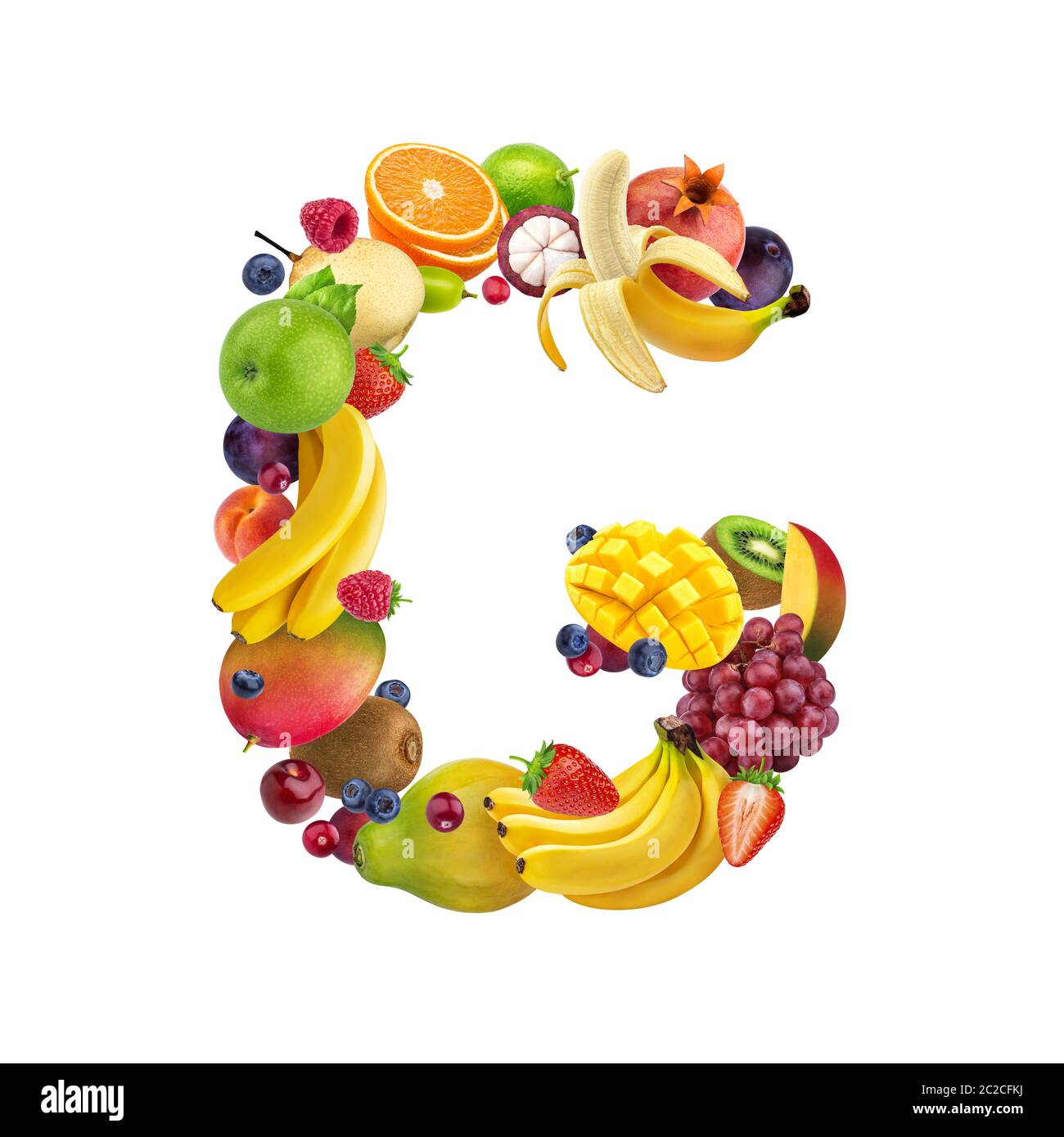 Lettre G faites de différents fruits et de baies, fruits alphabet isolé sur fond blanc Banque D'Images