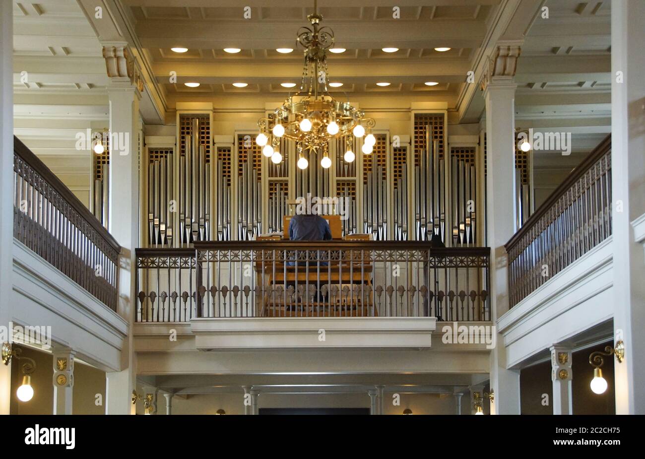 Orgue et intérieur aux couleurs vives Banque D'Images