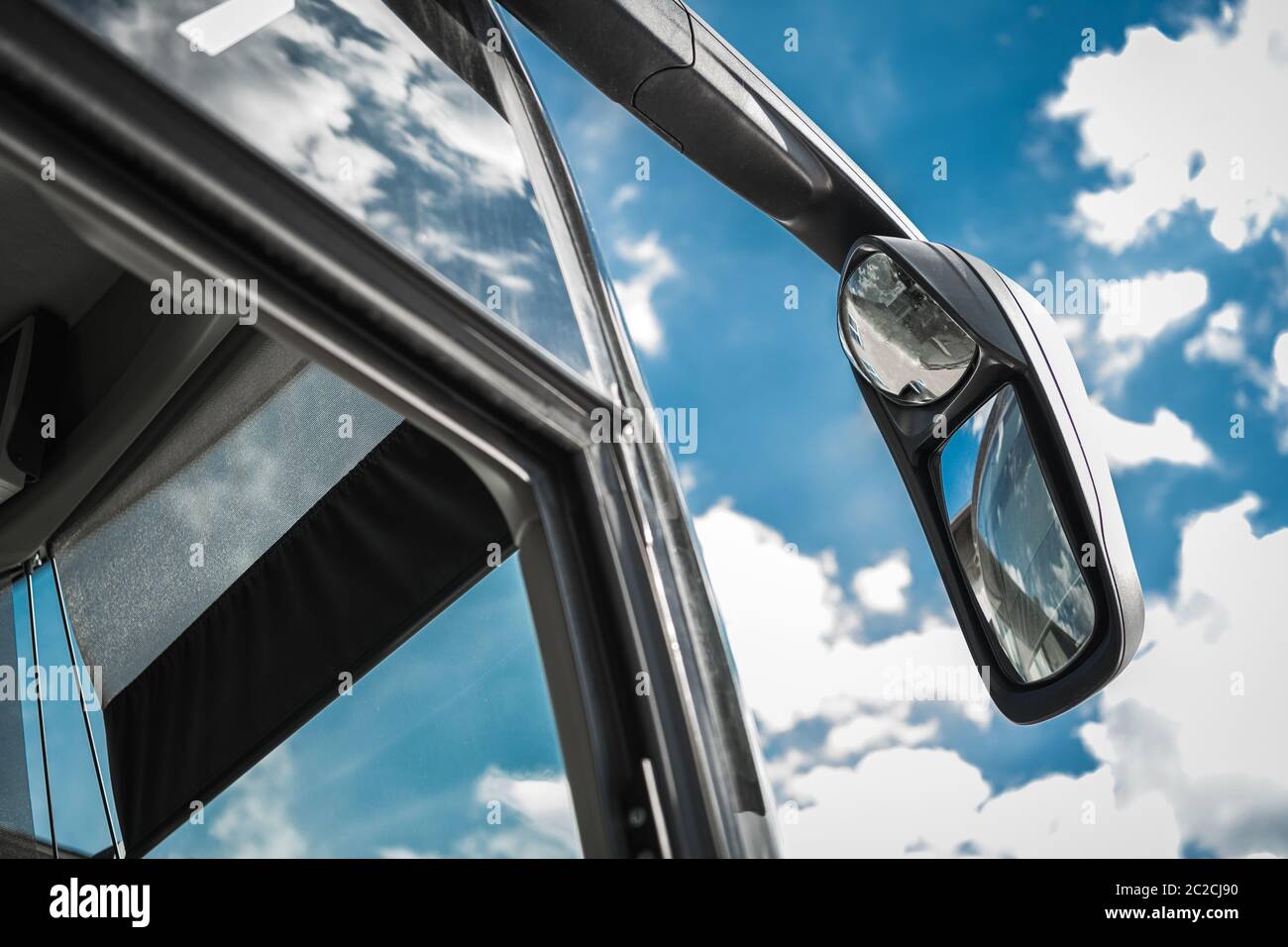 Industrie du transport. International Touring Coach concept de voyage photo  avec moderne bus rétroviseur extérieur et porte avant fermée Photo Stock -  Alamy