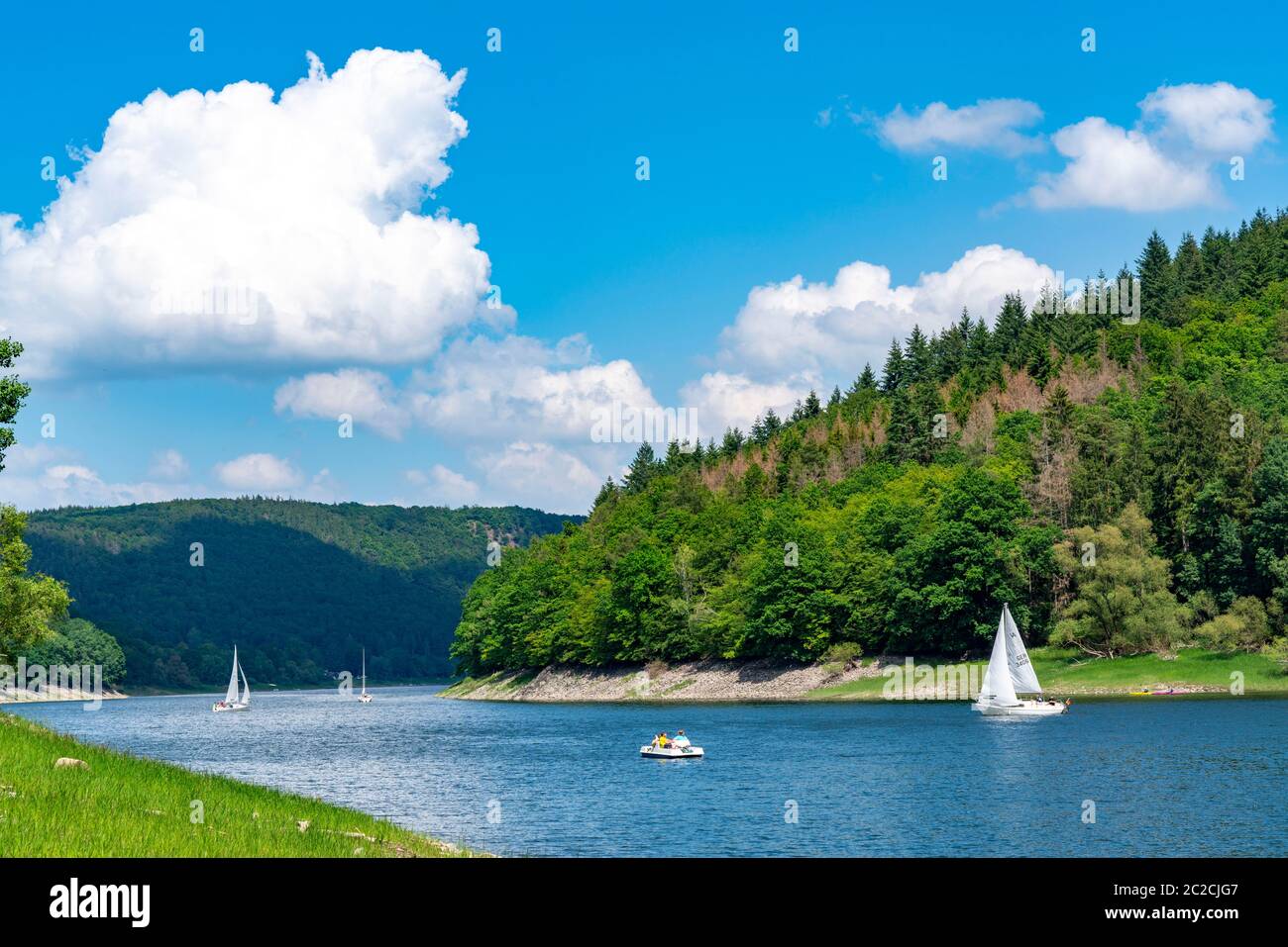 Edersee, réservoir Eder, eaux de loisirs à Hessen, Allemagne Banque D'Images