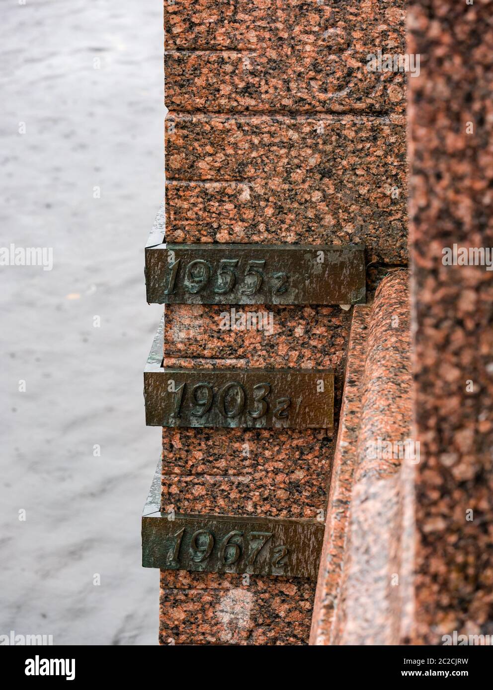 Marqueurs d'inondation avec des années d'inondation, quai de la rivière Moyka, Saint-Pétersbourg, Russie Banque D'Images