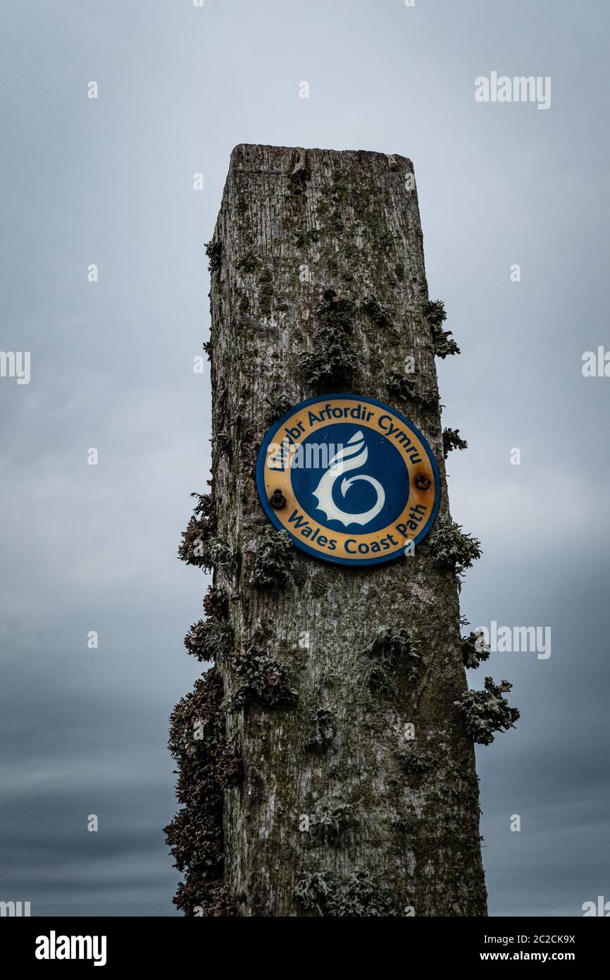 L'île d'Anglesey waymark signe sur le chemin côtier Anglesey Wales UK Banque D'Images