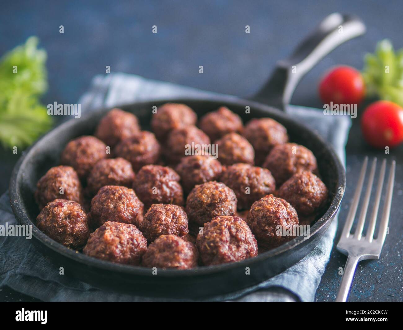 Des boulettes de boeuf dans une poêle en fonte Banque D'Images