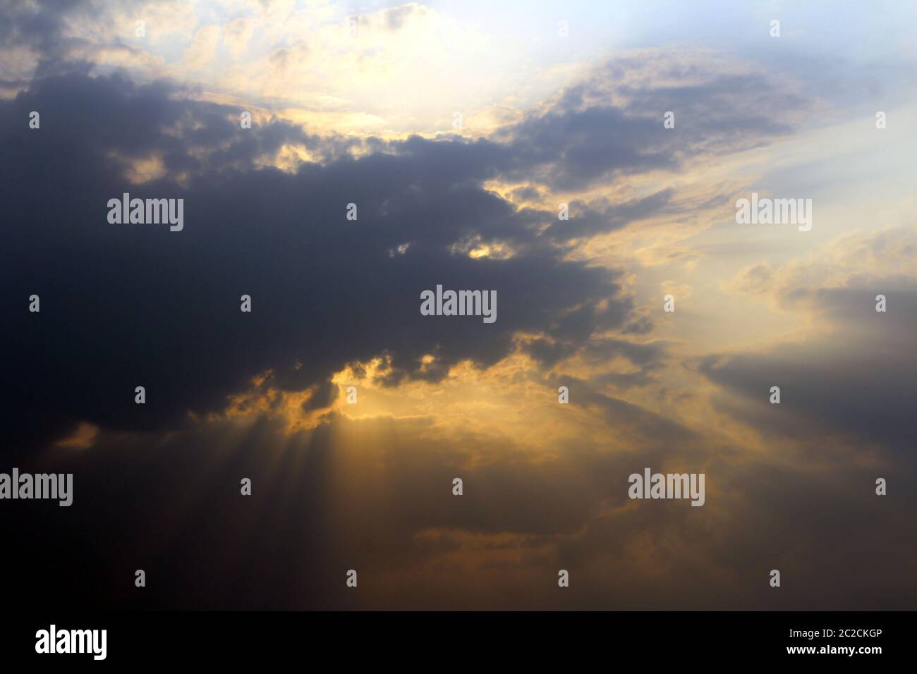 les rayons du soleil sortent des nuages noirs Banque D'Images