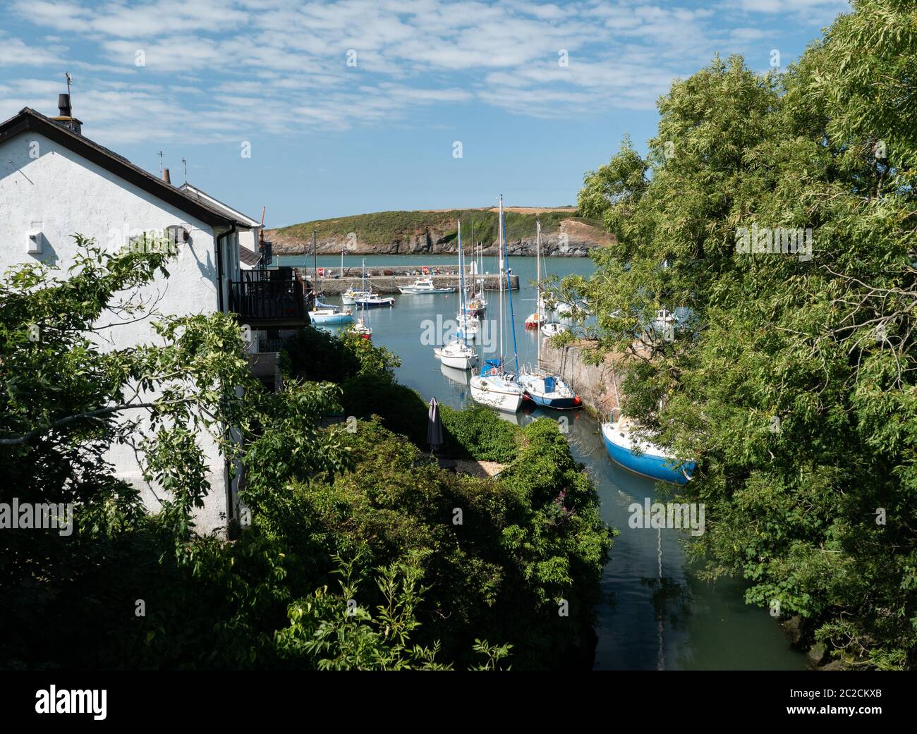 Le port du village de pêcheurs côtier de Cemaes situé sur la côte nord d'Anglesey Wales UK Banque D'Images