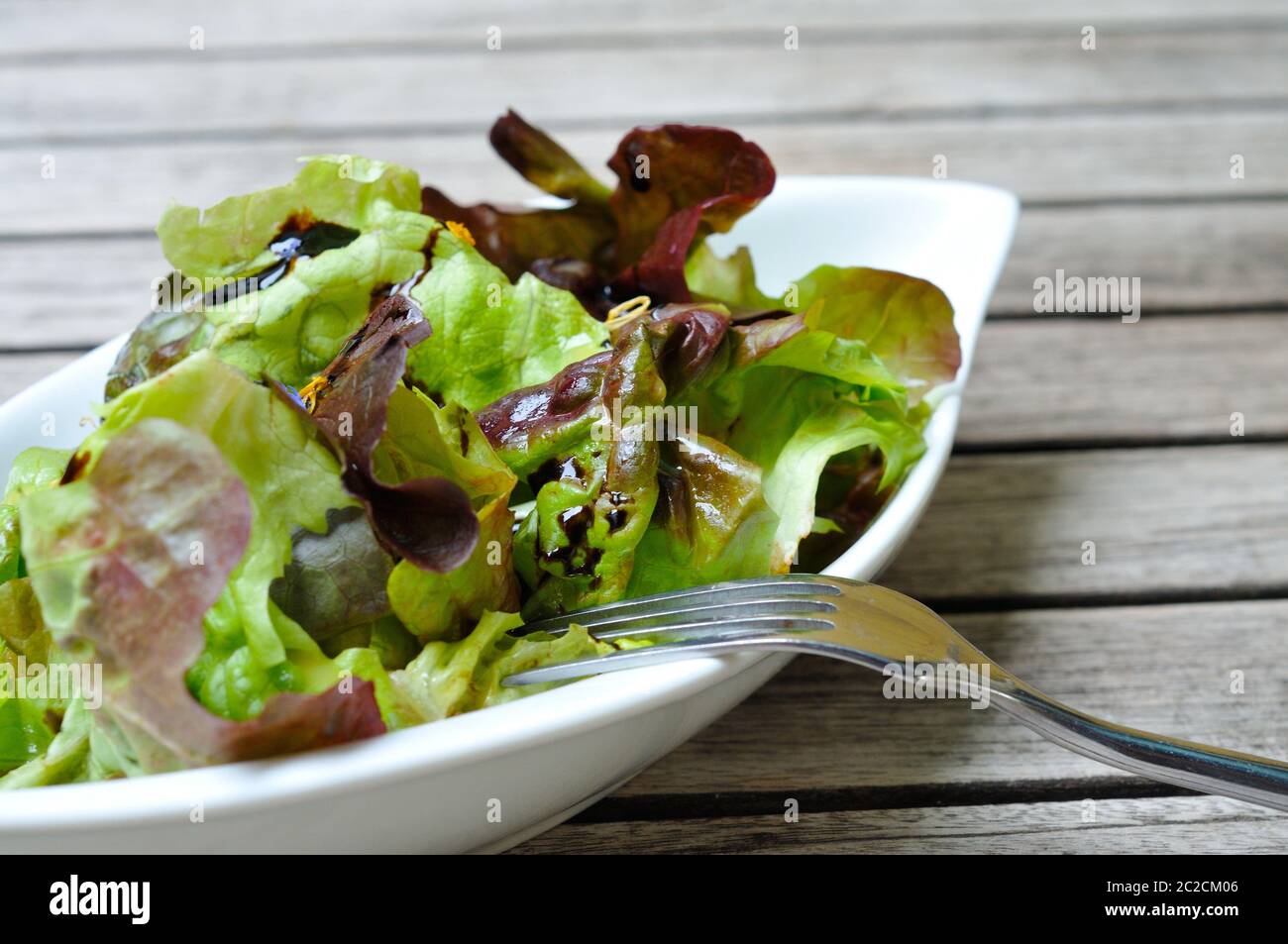 Salade fraîche sur une table en bois Banque D'Images