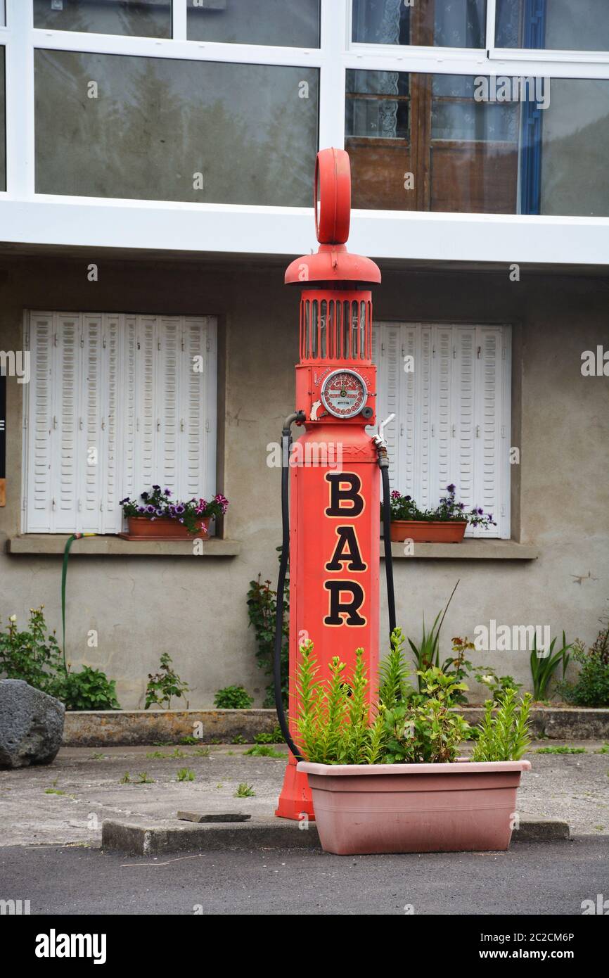 Ancienne pompe à carburant, Saulzet-le-froid, Puy-de-Dome, Auvergne, France Banque D'Images