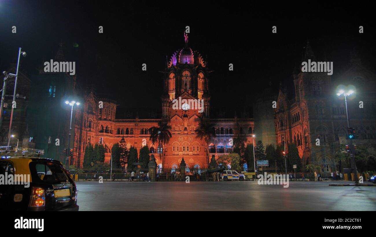 Mumbai, Inde - 17 décembre 2018 : le Terminus de Chattapati Shivaji, connu plus tôt sous le nom de Terminus de Victoria à Mumbai, Inde. Panorama de ninght Banque D'Images