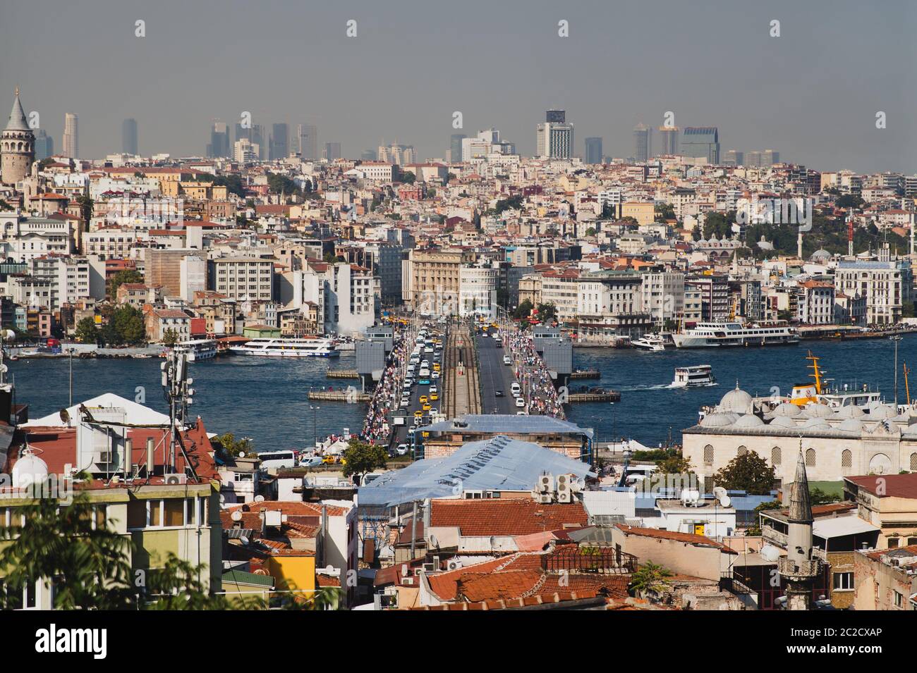 Vue panoramique du pont de Galata sur la Corne d'Or reliant Karakoy et Eminonu, Istanbul, Turquie, circulation pendant la journée, d'en haut Banque D'Images