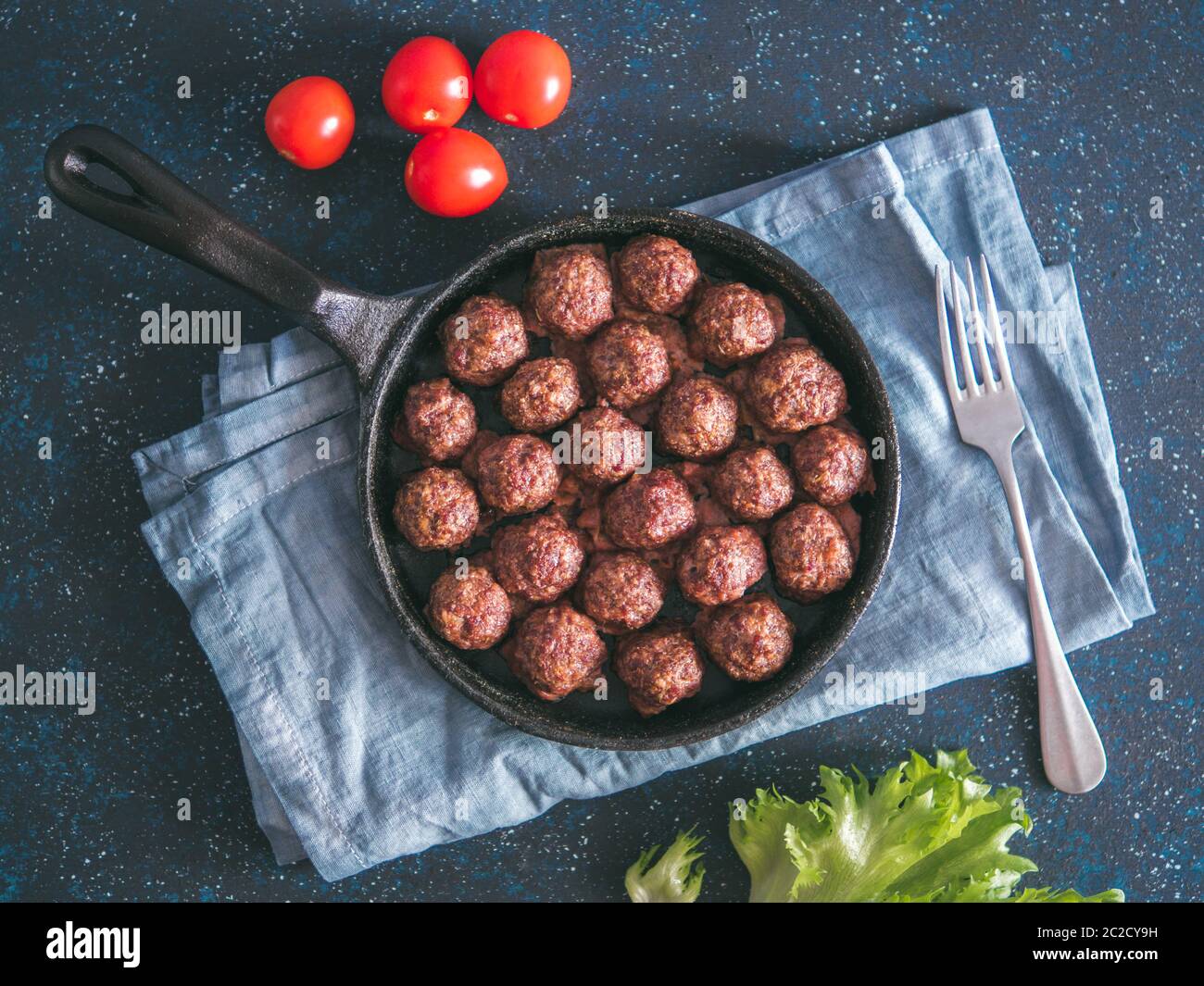 Des boulettes de boeuf dans une poêle en fonte Banque D'Images