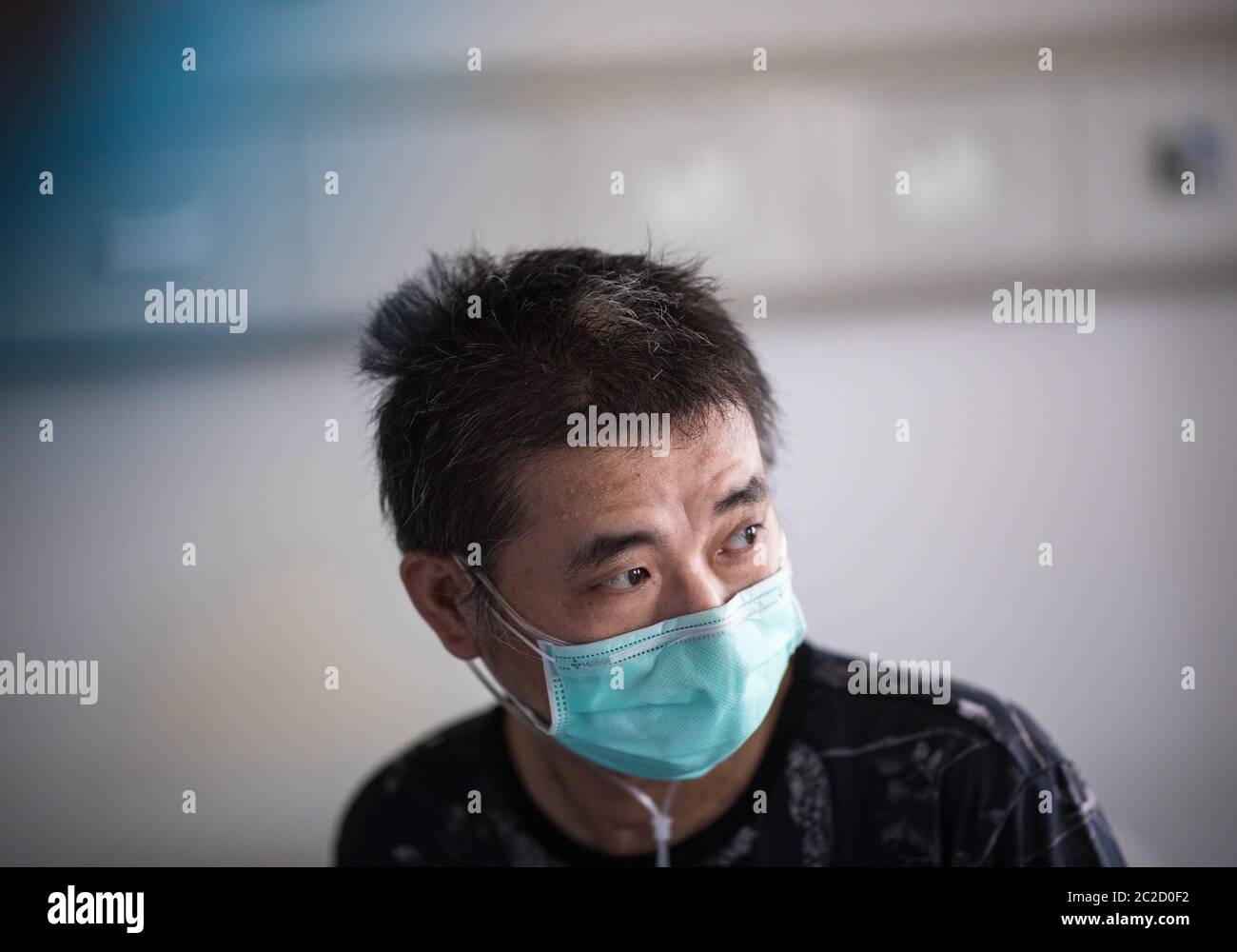 (200617) -- WUHAN, 17 juin 2020 (Xinhua) -- Hu Dingjiang attend d'être libéré de l'hôpital dans une salle de l'hôpital pulmonaire de Wuhan à Wuhan, dans la province de Hubei, dans le centre de la Chine, le 17 juin 2020. Hu Dingjiang, 40 ans, un patient COVID-19 retrouvé, a quitté l'hôpital pulmonaire de Wuhan mercredi après avoir reçu un traitement médical et une formation de réadaptation pendant plus de 100 jours. Il a reçu un diagnostic de maladie début février et a été hospitalisé dans le service de soins intensifs comme l'un des 81 cas graves de COVID-19 à l'hôpital. Les fonctions de ses poumons ont récupéré le 5 avril avec 40 jours d'extension Banque D'Images