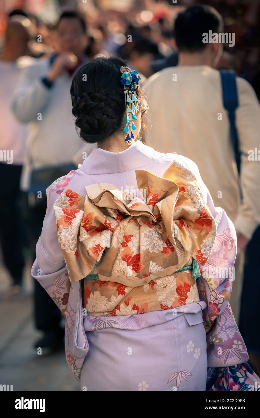 Kyoto, Japon - 10 novembre : Retour de japonaise en kimono avec la ceinture  obi liée. Il y
