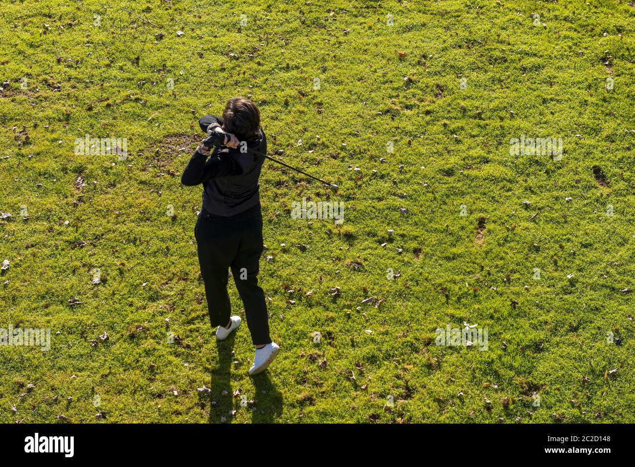 Vue aérienne sur un golfeur prendre un cliché sur Fairway. Banque D'Images