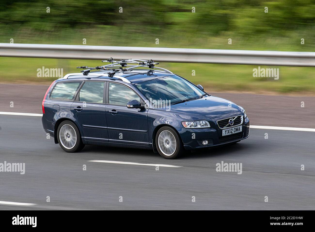 2012 Volvo V50 se lux Edition Drive ; véhicules mobiles pour la circulation routière, voitures conduisant des véhicules sur les routes britanniques, moteurs, motorisation sur l'autoroute M6 Banque D'Images