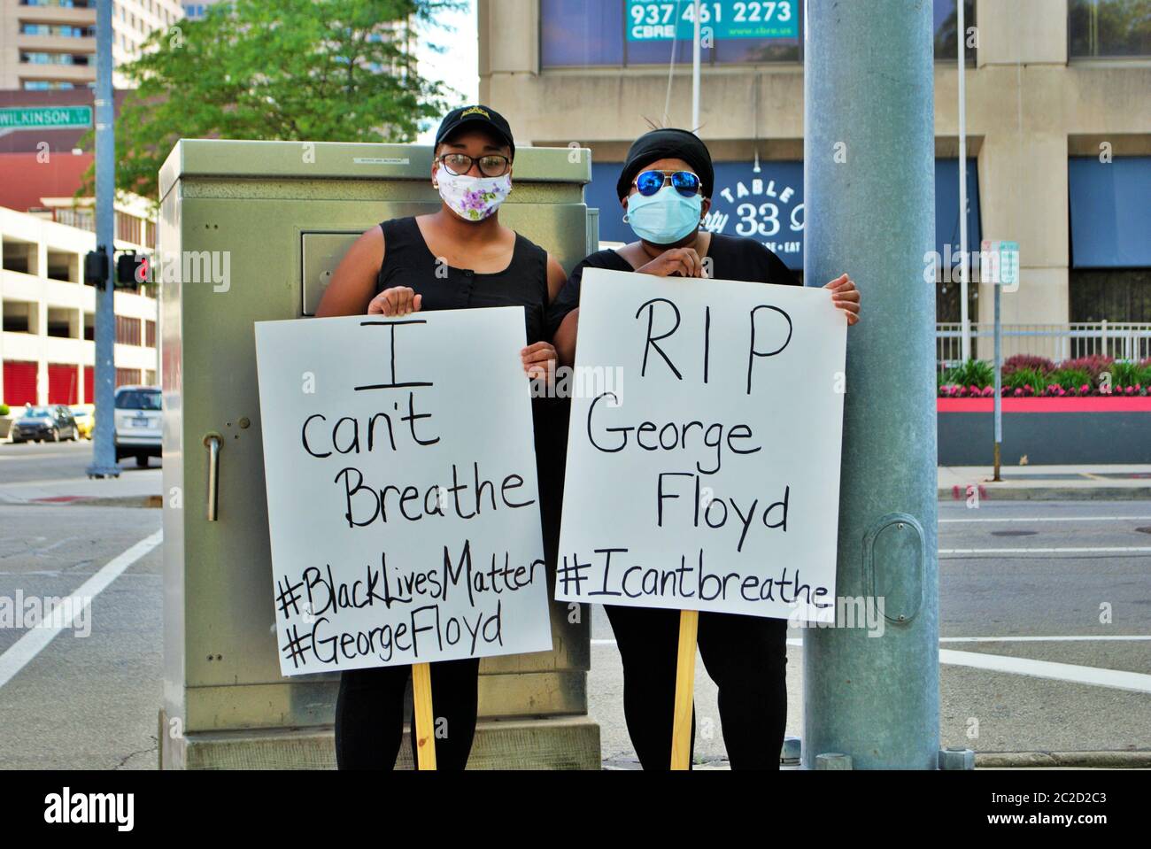 Dayton, Ohio, États-Unis 30/05/2020 les manifestants en manque de vie se rassemblent en portant des panneaux et en portant des masques Banque D'Images