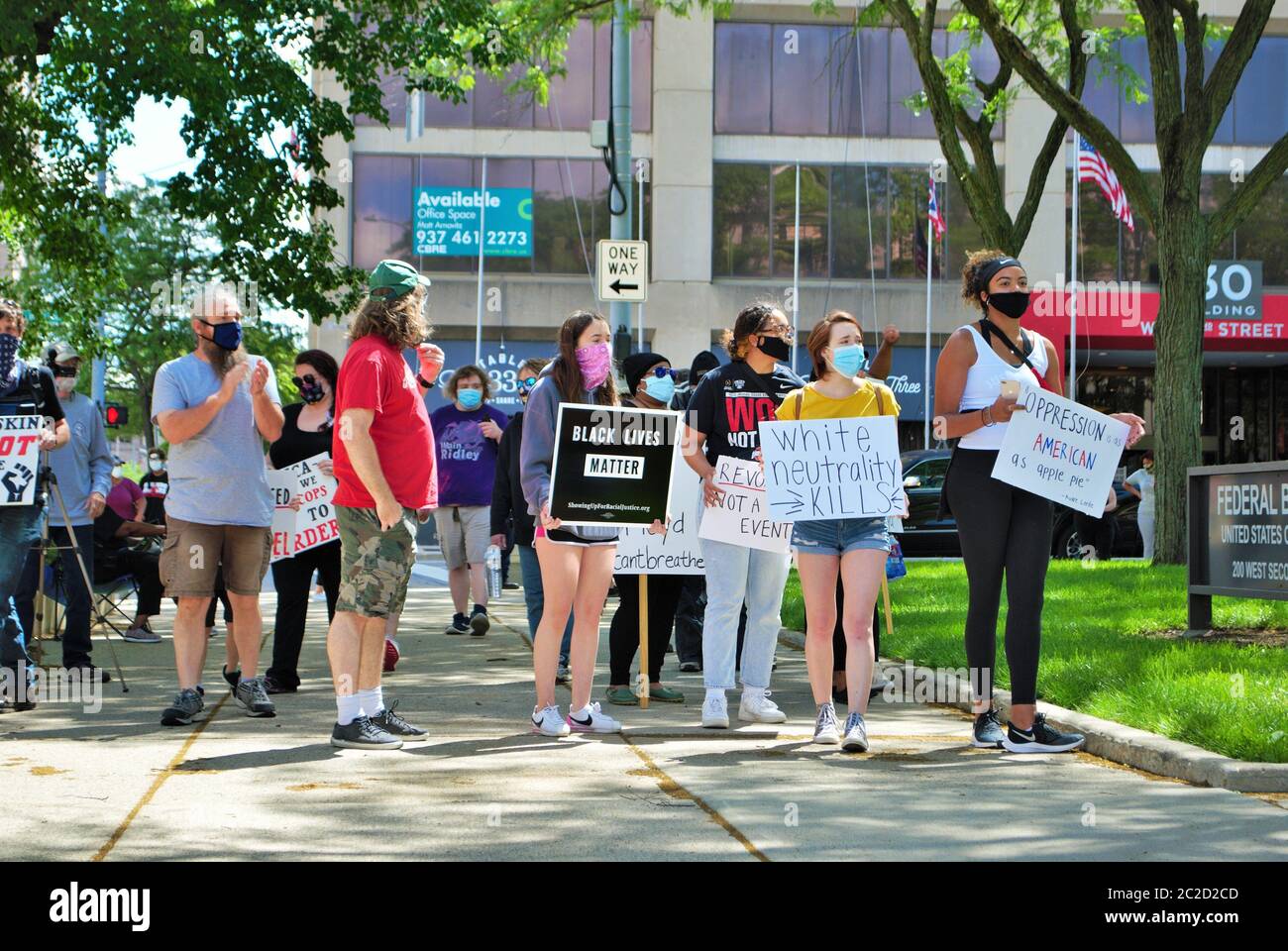 Dayton, Ohio, États-Unis 30/05/2020 les manifestants en manque de vie se rassemblent en portant des panneaux et en portant des masques Banque D'Images