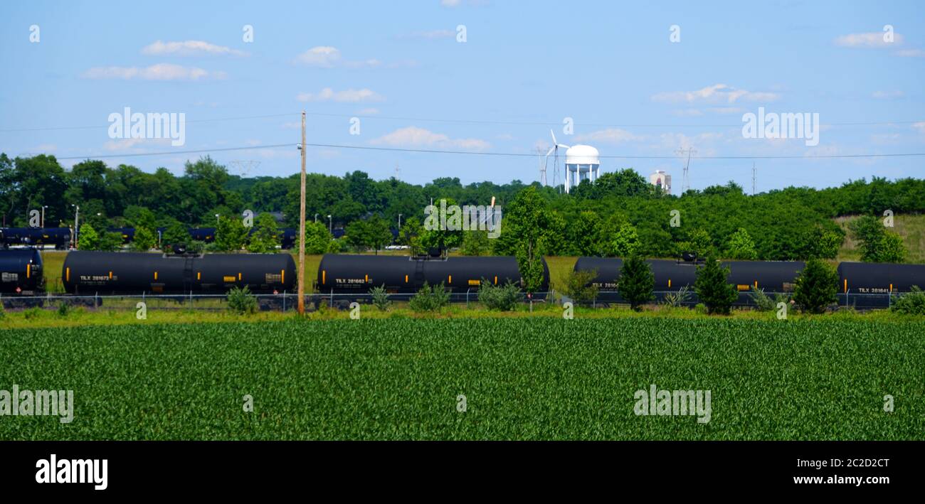 New Castle County, Delaware - 12 juin 2020 - vue sur les trains industriels noirs de la route 1 en été Banque D'Images