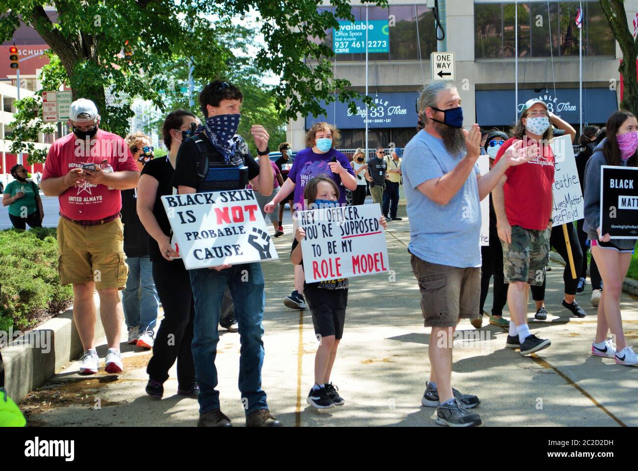 Dayton, Ohio, États-Unis 30/05/2020 les manifestants en manque de vie se rassemblent en portant des panneaux et en portant des masques Banque D'Images