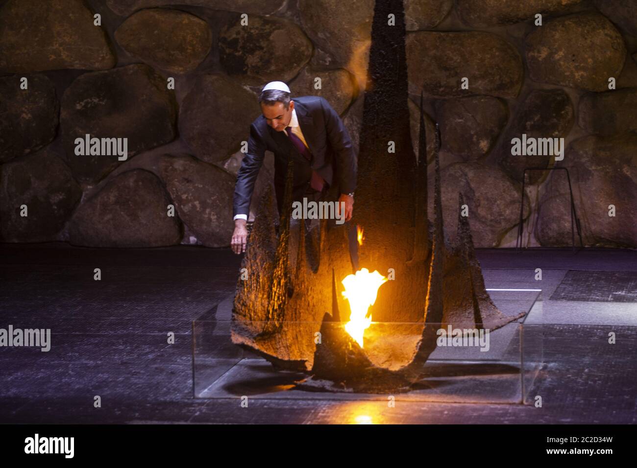 Jérusalem, Israël. 17 juin 2020. Le Premier ministre grec Kyriakos Mitsotakis rallume la flamme éternelle lors d'une cérémonie dans le Hall du souvenir, lors de sa visite au Musée de l'Holocauste Yad Vashem à Jérusalem, le mercredi 16 juin 2020. Photo de piscine par Heidi Levine/UPI crédit: UPI/Alay Live News Banque D'Images