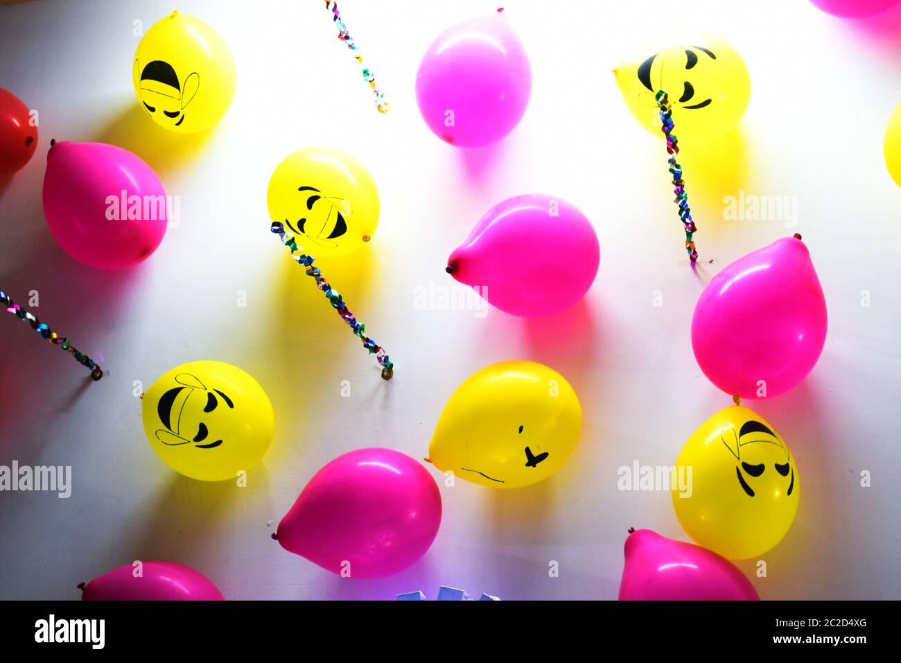 Ballons décoration sur le mur, emoji visages sur les ballons Banque D'Images