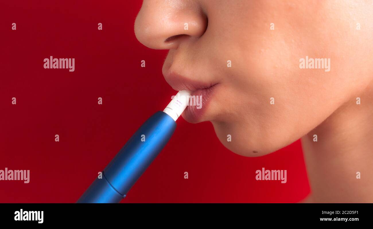 Cigarette lectronique sur les lvres femelles. Systme IQOS du tabac. Gros plan d'une fille fume une cigarette lectrique hybride avec un bloc chauffant. Chauffage du tabac Photo Stock - Alamy Cigarette lectronique sur les lvres femelles. Systme IQOS du tabac. Gros plan d'une fille fume une cigarette lectrique hybride avec un bloc chauffant. Chauffage du tabac Photo Stock - Alamy