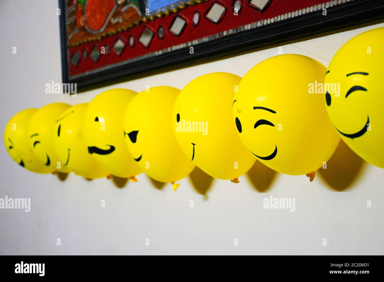 Ballons décoration sur le mur, emoji visages sur les ballons Photo ...