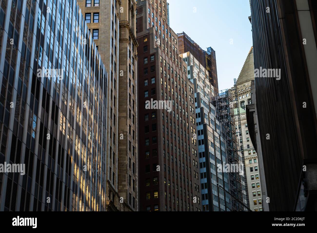 New York City / USA - AOÛT 22 2018: Gratte-ciel et vieux bâtiments de Wall Street dans Lower Manhattan Banque D'Images