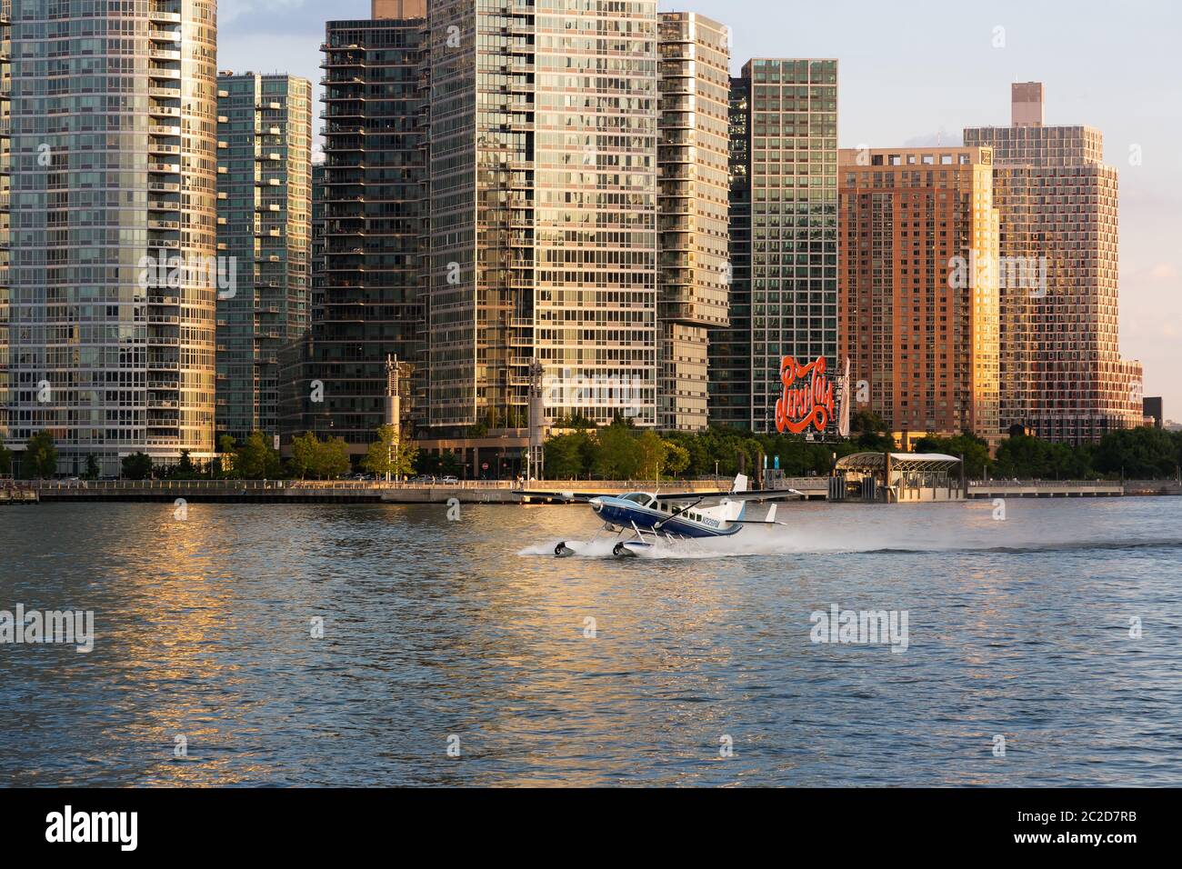 New York / USA - 27 juil 2018 : Plan d'exécution sur l'eau de la rivière de l'est autour de la ville de Long Island vue depuis Roosevelt Island Banque D'Images