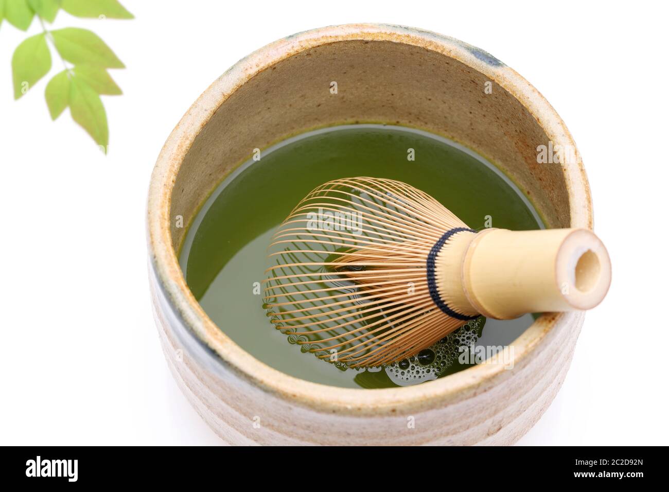 Thé vert japonais Matcha dans un bol en céramique avec plateau fouetter Banque D'Images