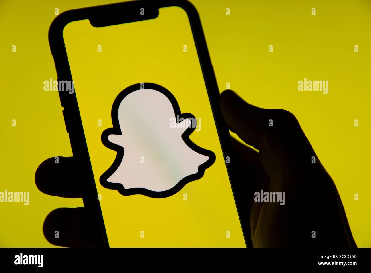 LONDRES, Royaume-Uni - JUIN 2020 : logo Snapchat sur les réseaux sociaux sur l'écran d'un smartphone Banque D'Images