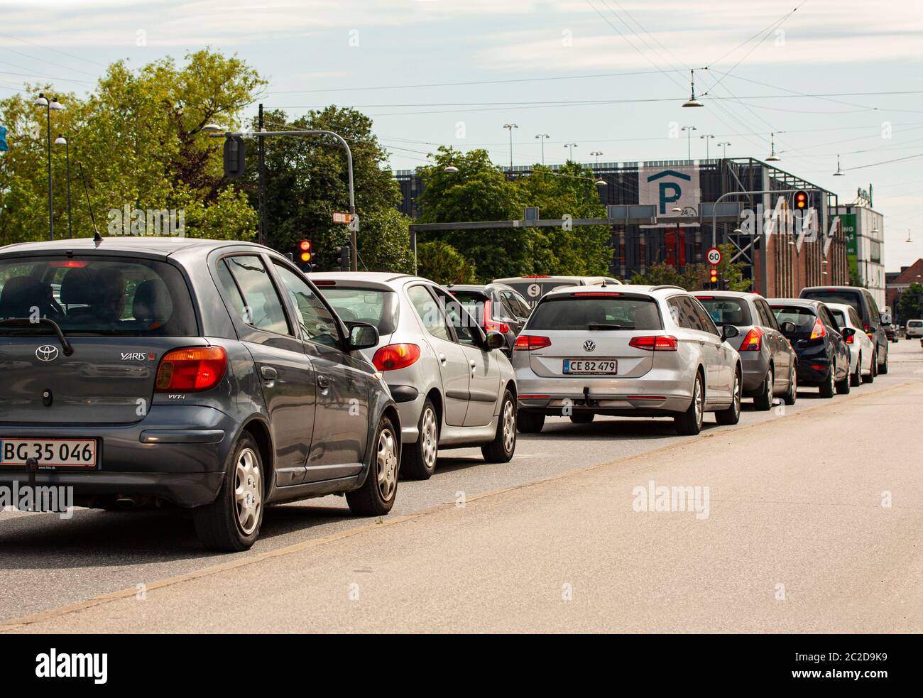 Les voitures en file d'attente pour que les feux de signalisation passent au vert. Copenhague, Danemark - 16 juin 2020. Banque D'Images