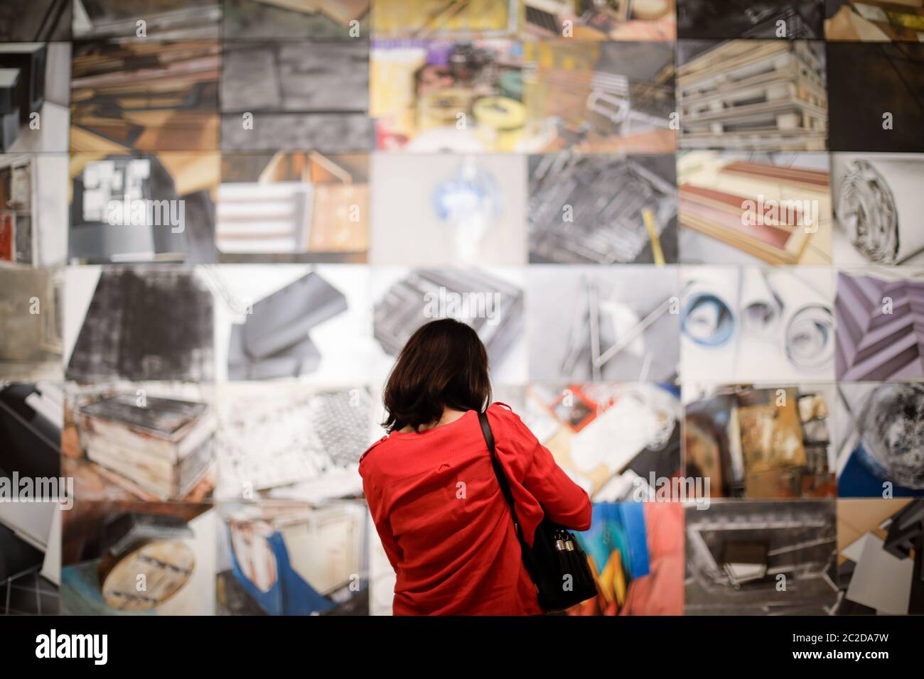 Bucarest, Roumanie - 10 juin 2020 : une femme est à la recherche d'une exposition d'art au Musée national d'art contemporain Banque D'Images
