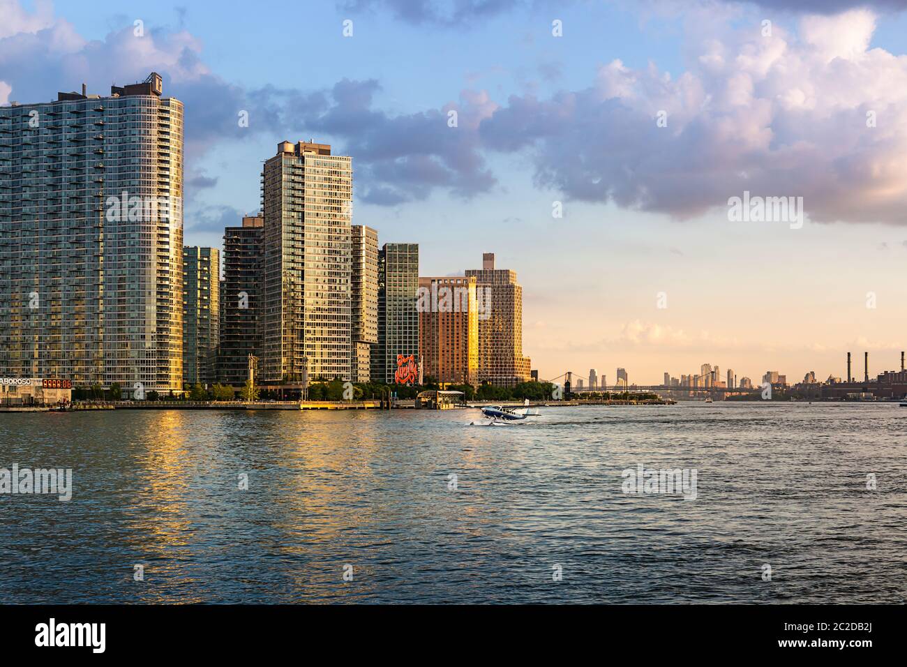 New York / USA - 27 juil 2018 : Plan d'exécution sur l'eau de la rivière de l'est autour de la ville de Long Island vue depuis Roosevelt Island Banque D'Images