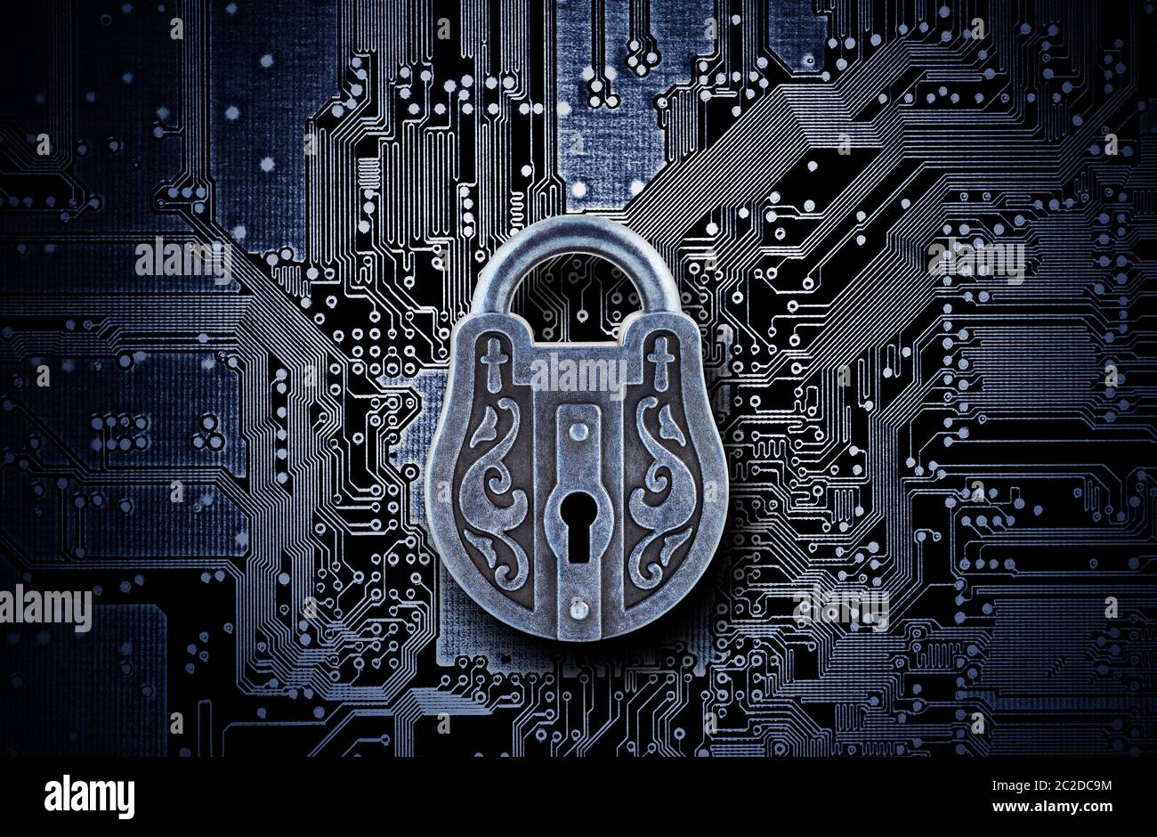 Concept de sécurité informatique. Ancien cadenas mystérieux sur carte de circuit imprimé Banque D'Images