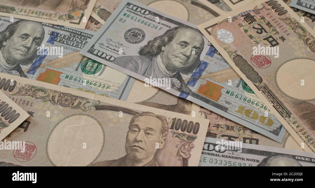 Pile de dollars américains et de yens japonais Banque D'Images